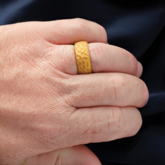 Silicone Metallic Gold 8.50mm Hammered Band - Image 6